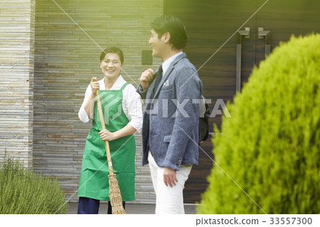 A woman to see her off 33557300