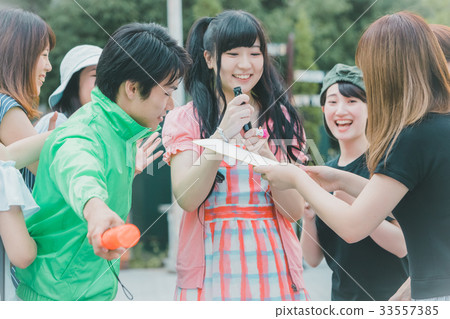 idol, fan, female 33557385