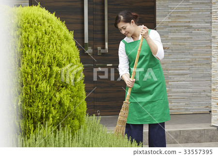 Woman cleaning Woman cleaning 33557395