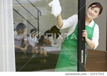 Housekeeper and family relaxing 33557541