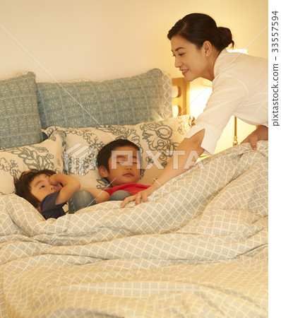 A woman who sleeps 33557594