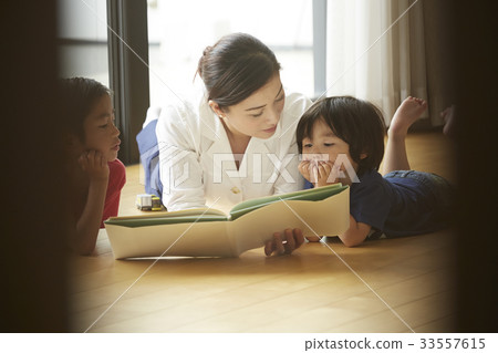 A woman who reads stories A woman who reads stories 33557615