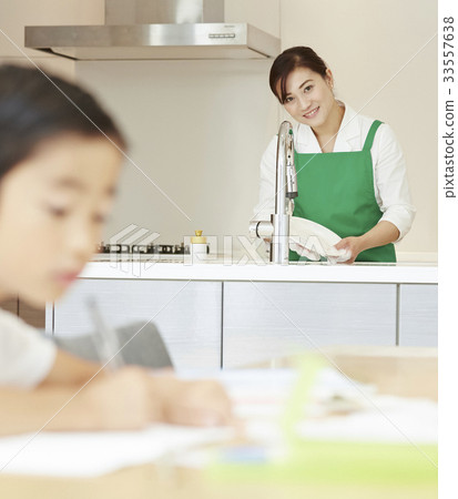 婦女和兒童做家務 婦女和兒童做家務 33557638