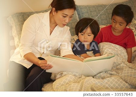 A woman who reads stories A woman who reads stories 33557643