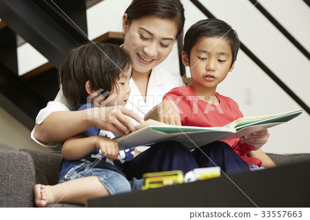A woman who reads stories 33557663