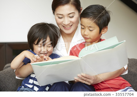 A woman who reads stories 33557704