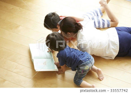 A woman who reads stories 33557742