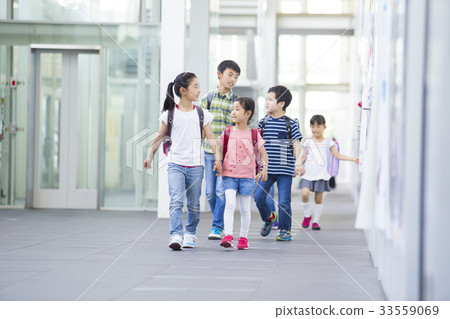 6 elementary school students 33559069