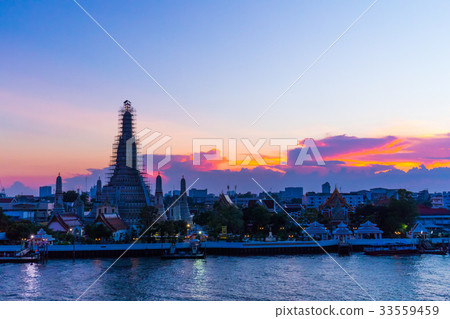 [Night view of Bangkok] Chao Phraya River and the wind of Wat Arun 33559459