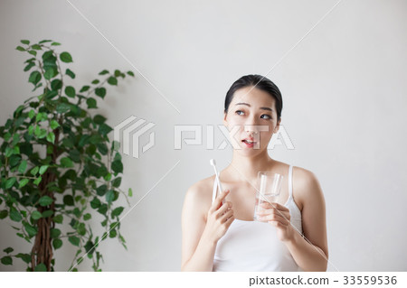 刷牙牙齒保護的婦女牙 33559536