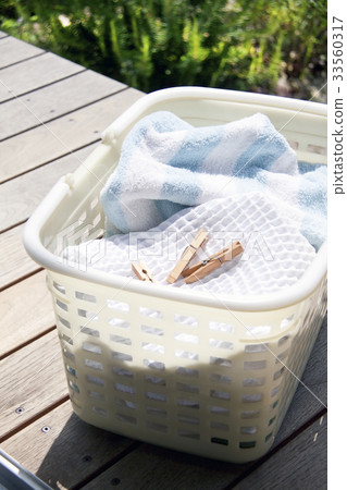 在庭院甲板的洗衣籃 33560317