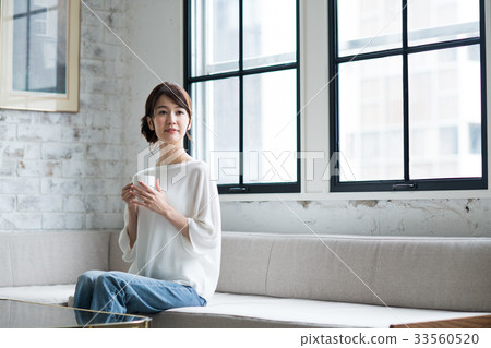 young woman young woman 33560520