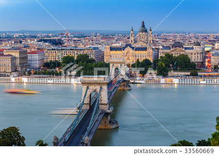 Budapest Chain Bridge and city skyline, Hungary Budapest Chain Bridge and city skyline, Hungary 33560669