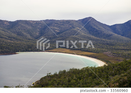 Wineglass Bay beach in Freycinet National Park. 33560960
