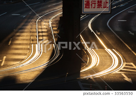 位於東京都登荒川線的大通站前面的一條線路 位於東京都登荒川線的大通站前面的一條線路 33563550