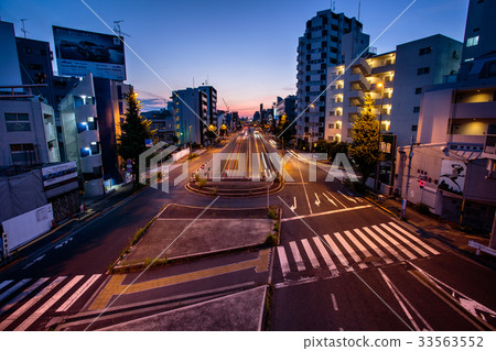 Highway and cityscape before dawn, Route 246 Yoga 33563552