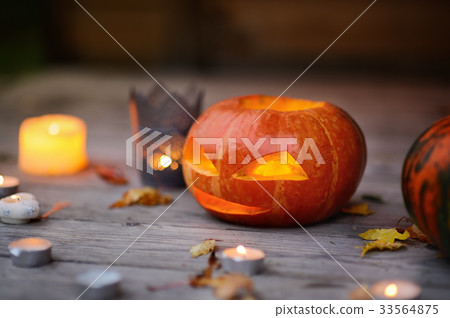 Halloween pumpkins head jack-o-lanterns 33564875