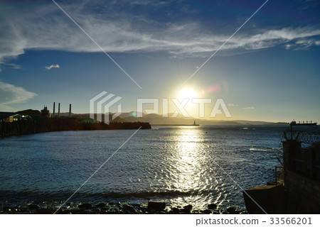 太陽 陽光 光 天空 雲 雲彩 海 山巒 船 和平島公園 基隆 夕陽 台灣 風景 日落 暮色 海浪 33566201