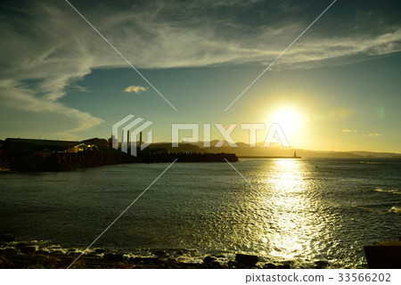 太陽 陽光 光 天空 雲 雲彩 海 山巒 船 和平島公園 基隆 夕陽 台灣 風景 日落 暮色 海浪 33566202
