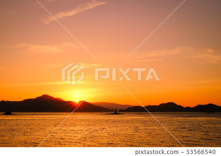 Sunset in the Seto Inland Sea Sunset in the Seto Inland Sea 33566540