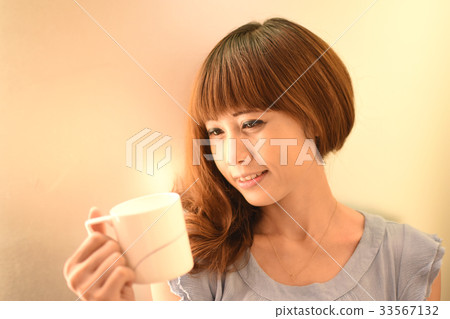 Young lady upper body 33567132
