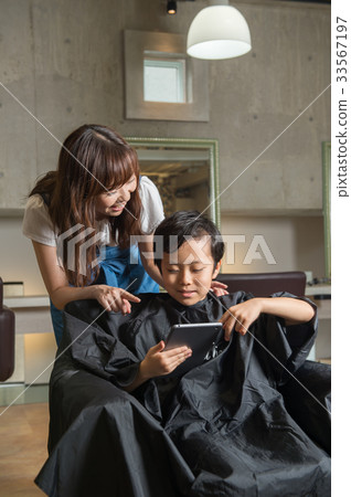 髮廊兒童理髮美容院小學學生微笑逗人喜愛的理髮師片劑切開了模型孩子 33567197