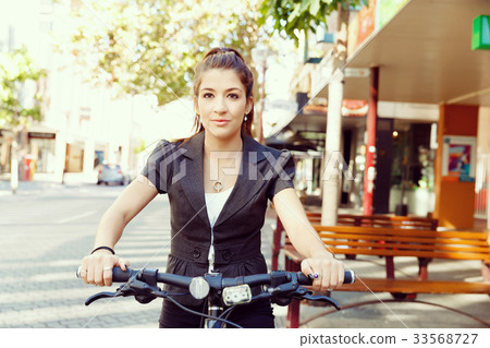 Young woman commuting on bicycle 33568727