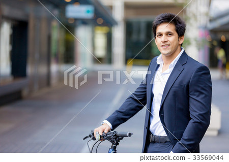 Portrait of confident businessman outdoors 33569044