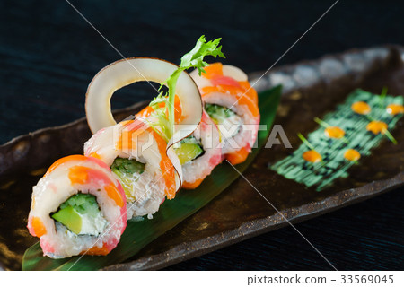 tasty sushi 33569045