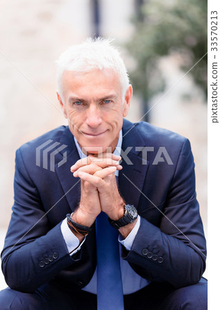 Portrait of confident businessman outdoors 33570213