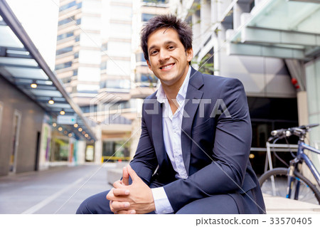 Portrait of confident businessman outdoors 33570405