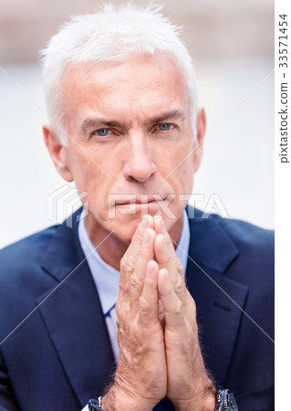 Portrait of confident businessman outdoors 33571454