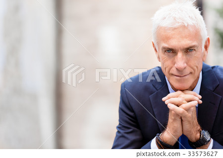 Portrait of confident businessman outdoors 33573627