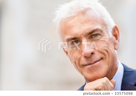Portrait of confident businessman outdoors 33575098