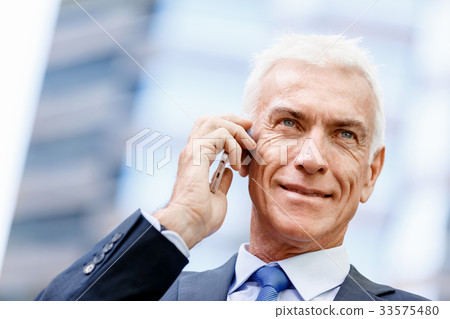 Portrait of confident businessman outdoors 33575480