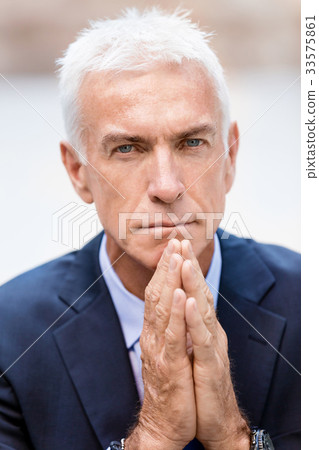Portrait of confident businessman outdoors 33575861