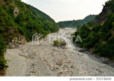 View over Girdimanchay river in Lahic, Azerbaijan 33578600