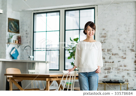 young woman      33578684