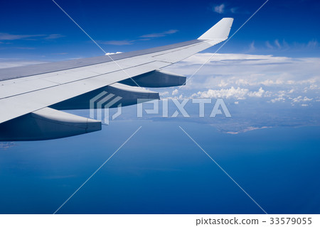 從飛機裡面的藍天 33579055