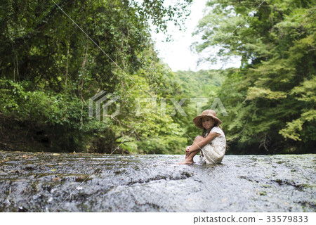 Girls playing on mountain streams 33579833