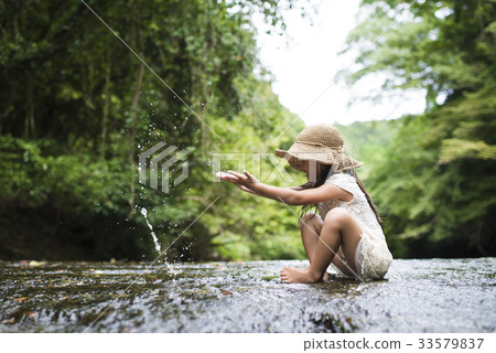 Girls playing on mountain streams 33579837