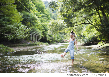 在山間溪流上玩的女孩 在山間溪流上玩的女孩 33579841