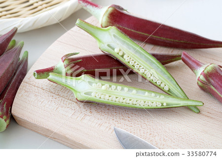 新鮮的紅色秋葵切片 33580774