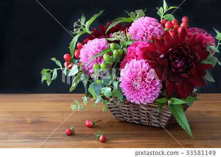 Autumn colored flower arrangement Autumn colored flower arrangement 33581149