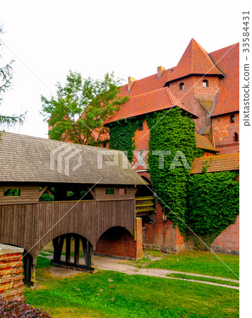 Entrance bridge od Malbork Castle 33584431