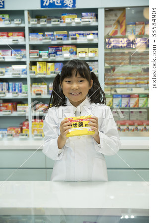 Child pharmacist 33584903