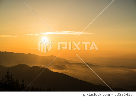 早晨煥發和雲彩海 33585433