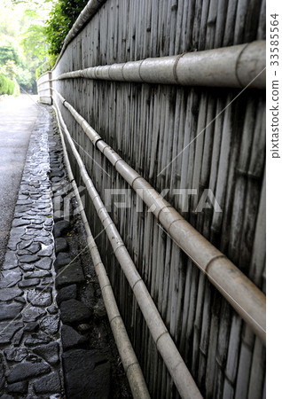 圍欄老式竹籬笆和通往後面的路徑 圍欄老式竹籬笆和通往後面的路徑 33585564