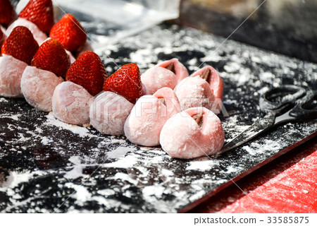 Strawberry Daifuku Strawberry Daifuku 33585875