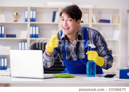 Male cleaner working in the office 33586675